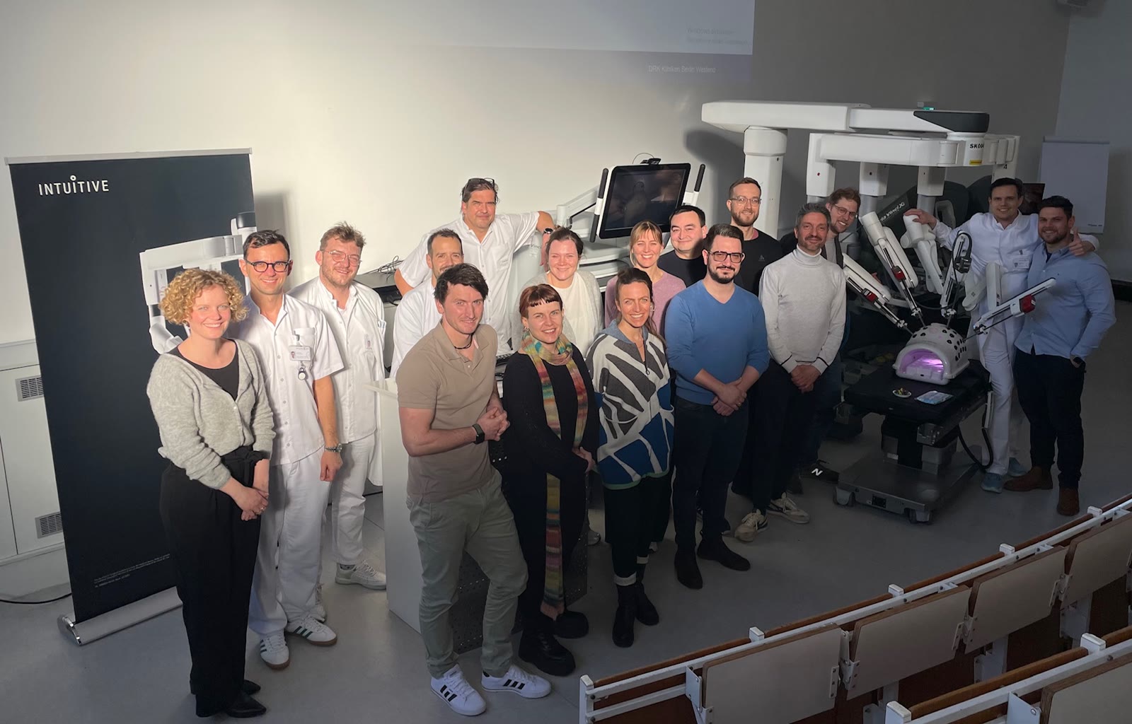 Teilnehmende des Robotik-Workshops in den DRK Kliniken Berlin Westend